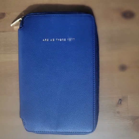 ✅✅ SOLD ✅✅ Love and Lore Travel Wallet in navy blue - Picture 4 of 9